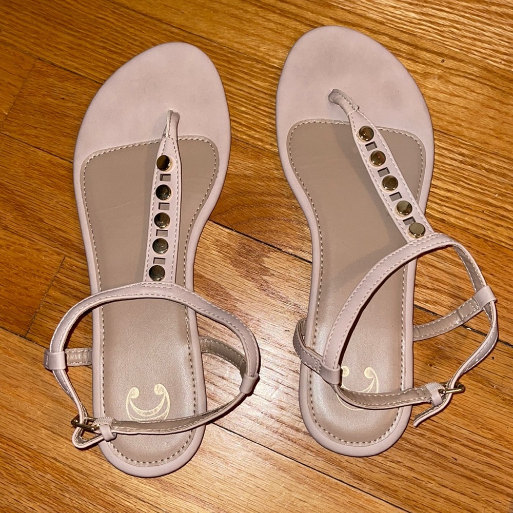 Cute light pink sandals!